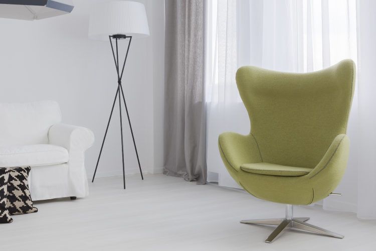 Sink into the inviting silhouette of the Egg chair with a book. Famous chair designs_egg chair
