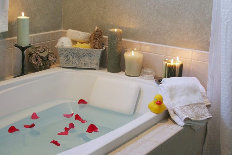 Use scented candles and inscense sticks to make your bathroom more intimate. Bathroom decorating tips_scented candles