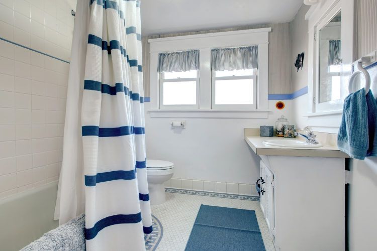 Use patterned shower curtains to pretty up your bathroom. Bathroom decorating tips_shower curtains