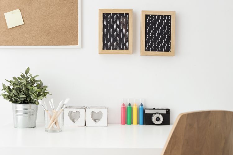 Organize office desk without drawers