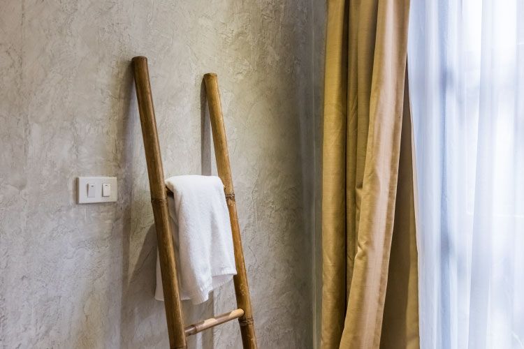 https://jumanji.livspace-cdn.com/magazine/wp-content/uploads/2017/07/27163553/dry-home-entrance-monsoons-towels-on-ladder-rack.jpg