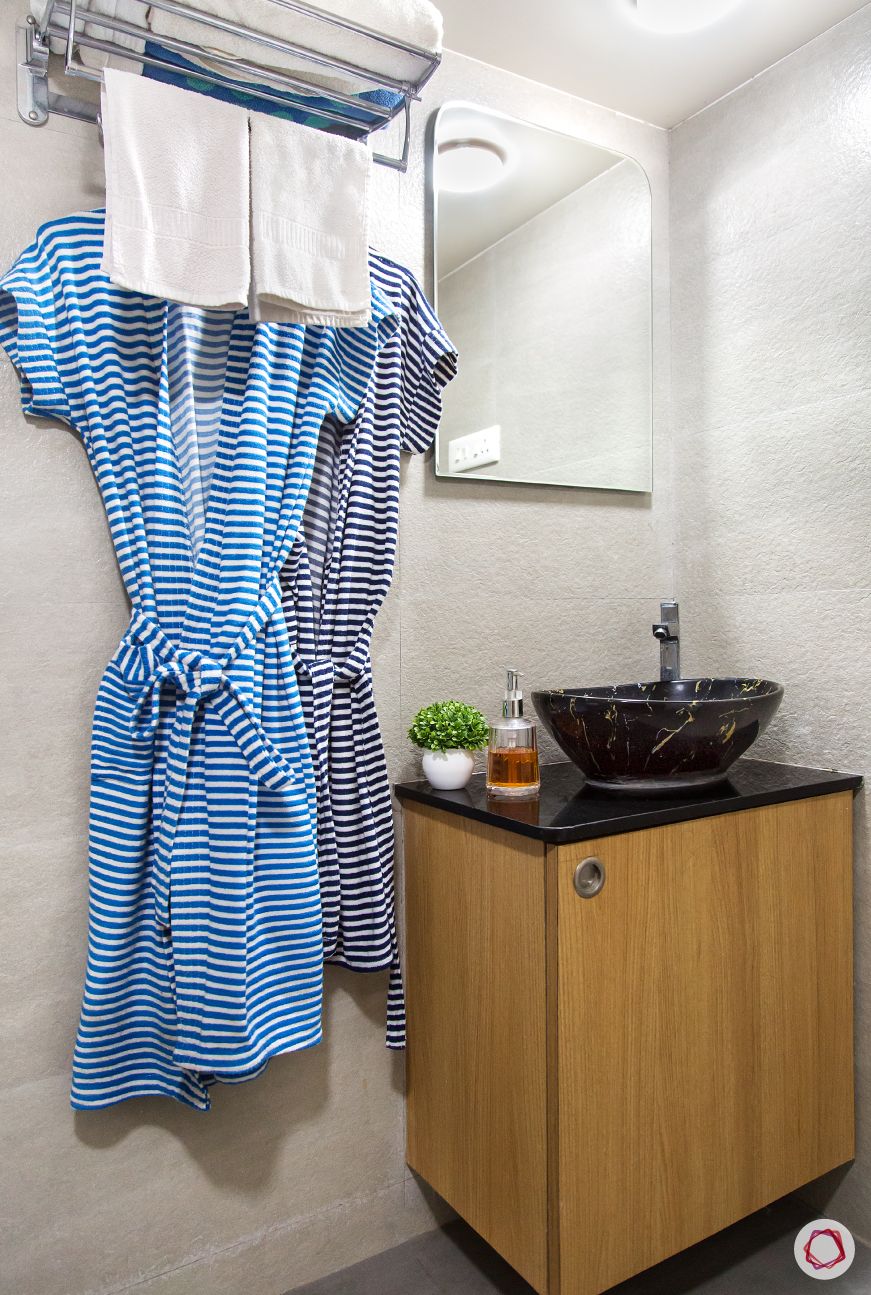 bathroom-mirror-rectangle-bath-robes