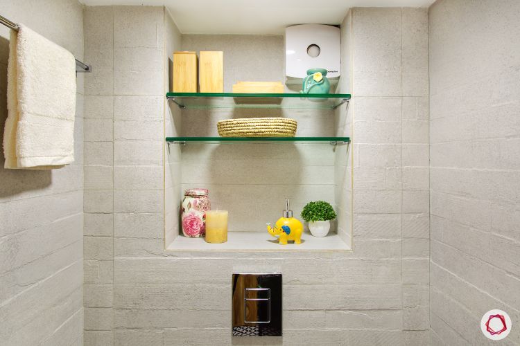 white-tiles-mirror-niche-wall-towel