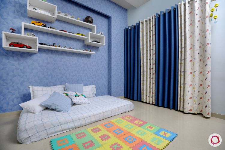 blinds-contrast-blue-white-bed-floor-shelves-wall-blue-rug
