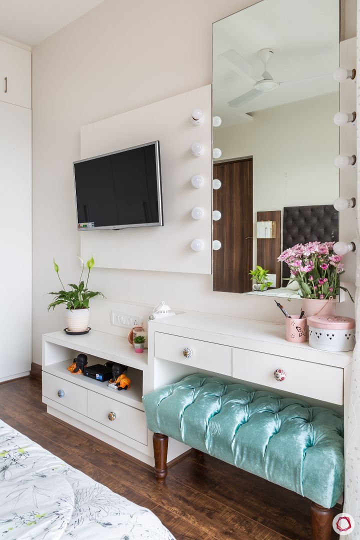 Vanity room-mirror with bulbs-white TV panel-dressing table