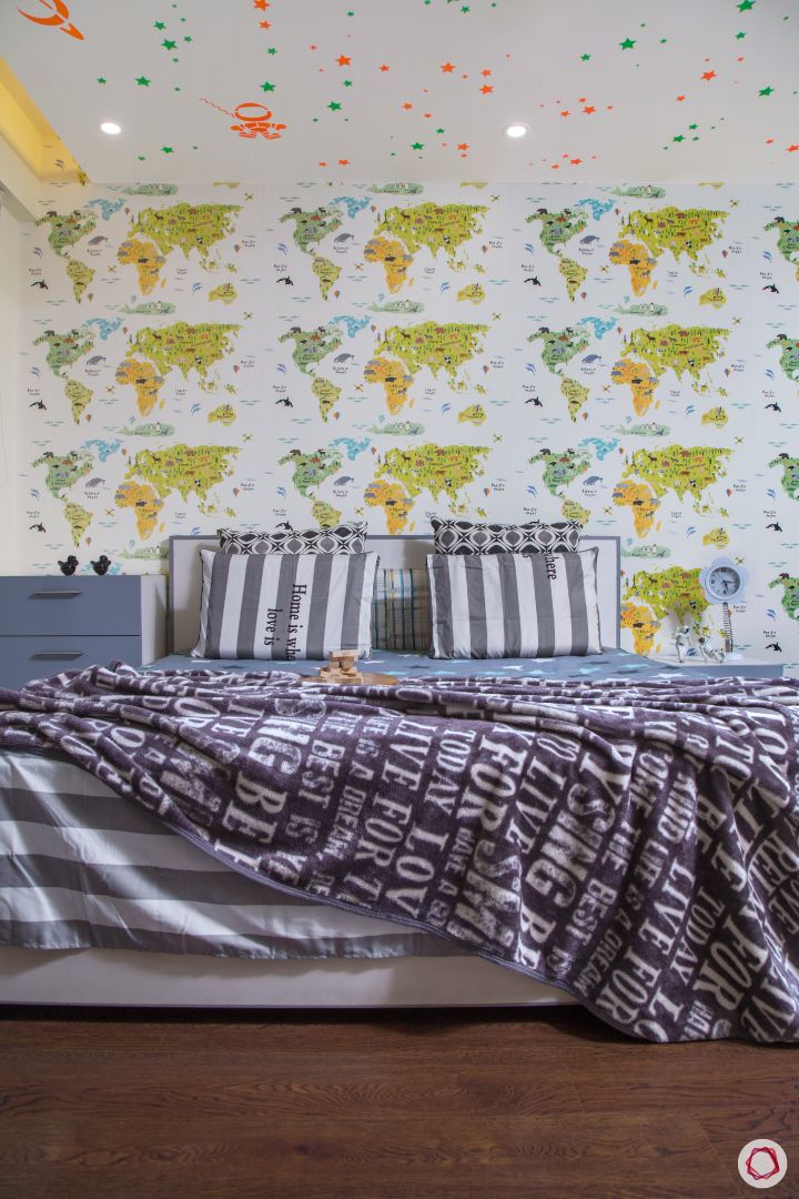 kids-bedroom-wallpaper-with-world-maps