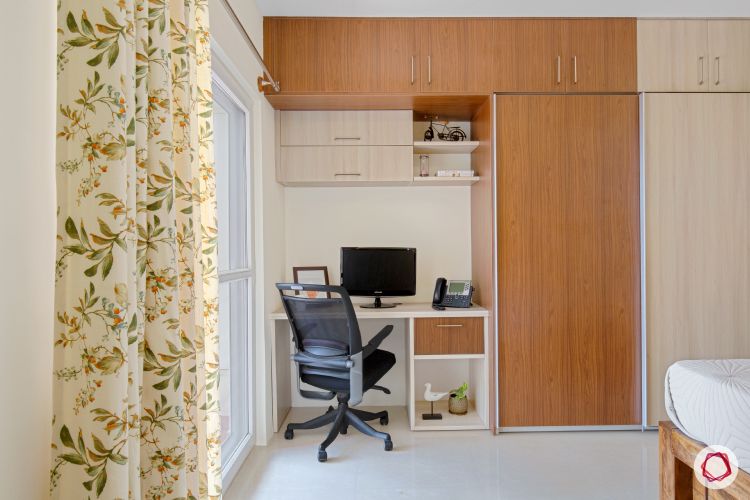 interior study in a niche in the wardrobe area