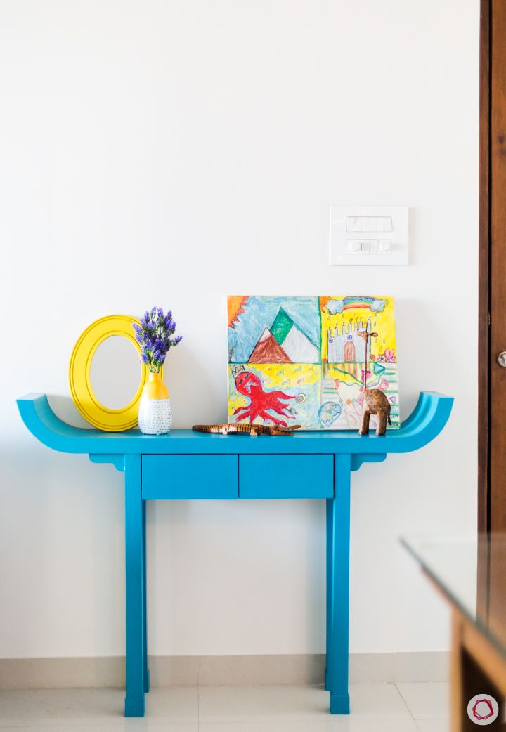 console-table-blue