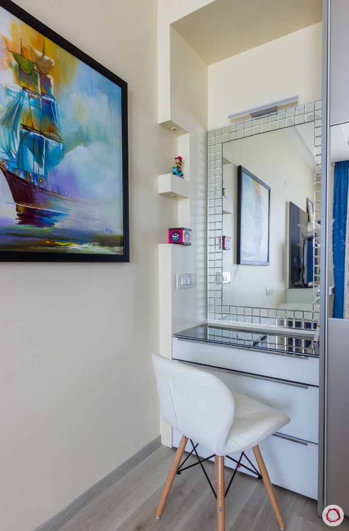 house photos-master bedroom-vanity corner-mirror