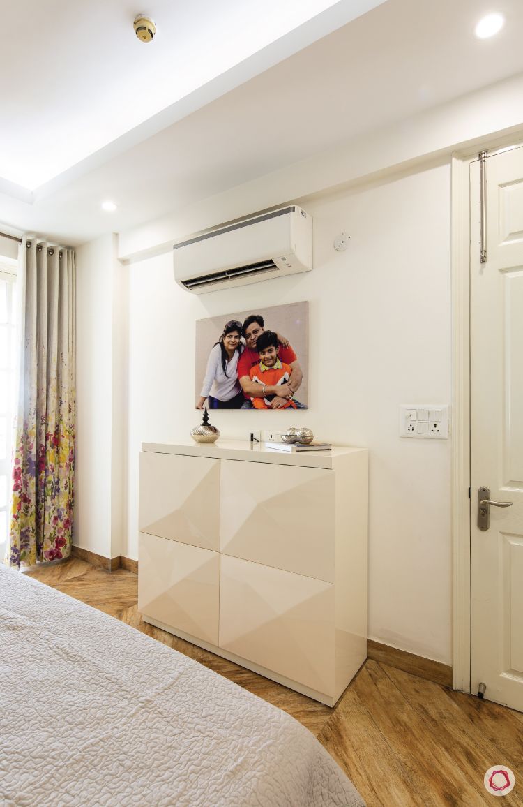 flat-in-faridabad-master-bedroom-storage-cabinet-false-ceiling
