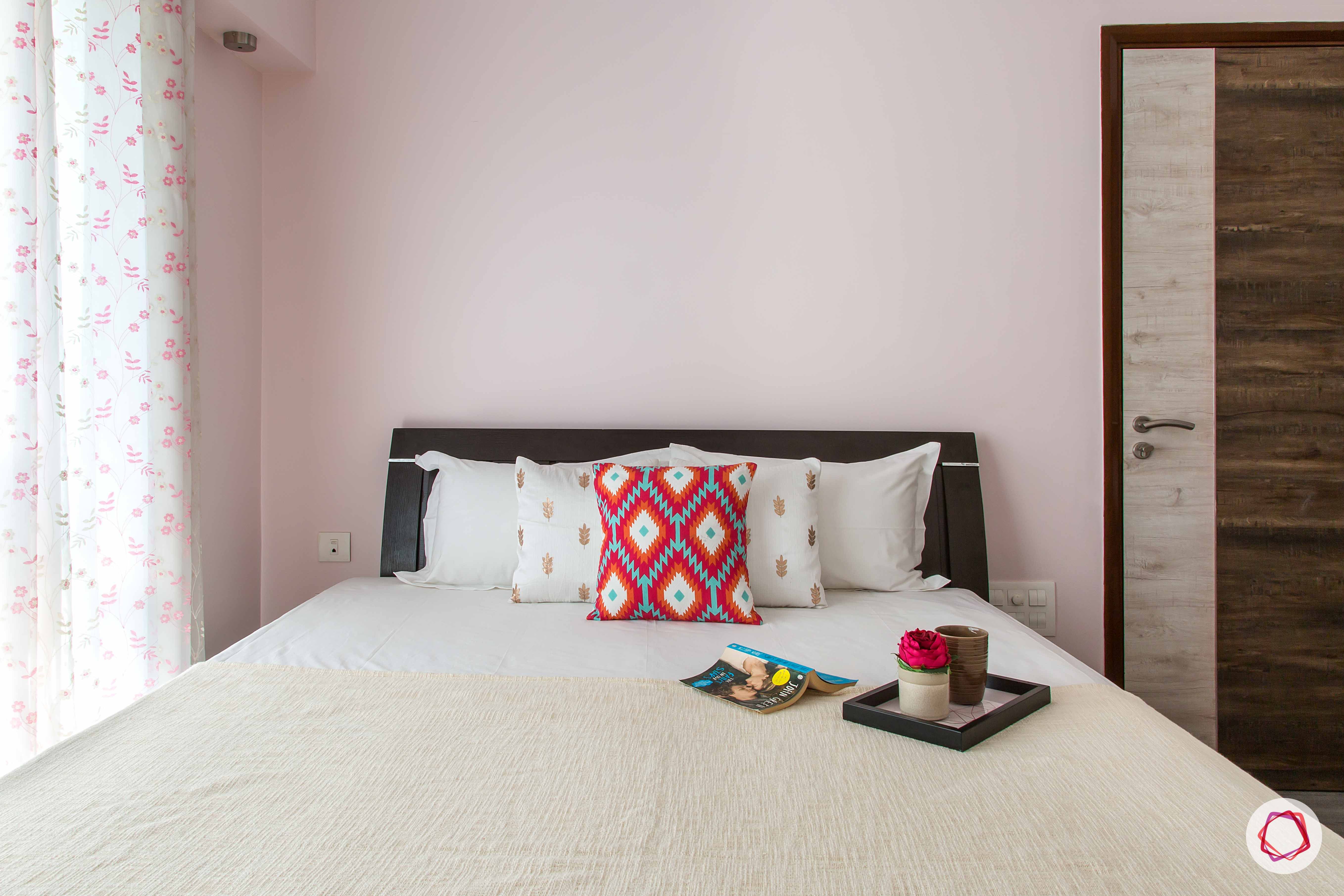 pink-white-bed-red-pillow-curtain
