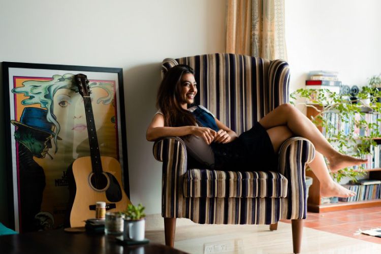 celebrity-homes-radhika-apte-balcony-armchair-painting-guitar-books