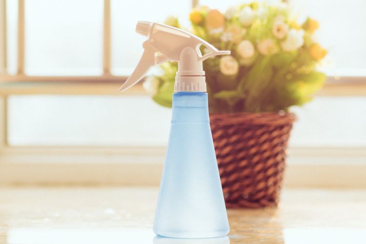 cockroaches-fabric softener-water-spray bottle