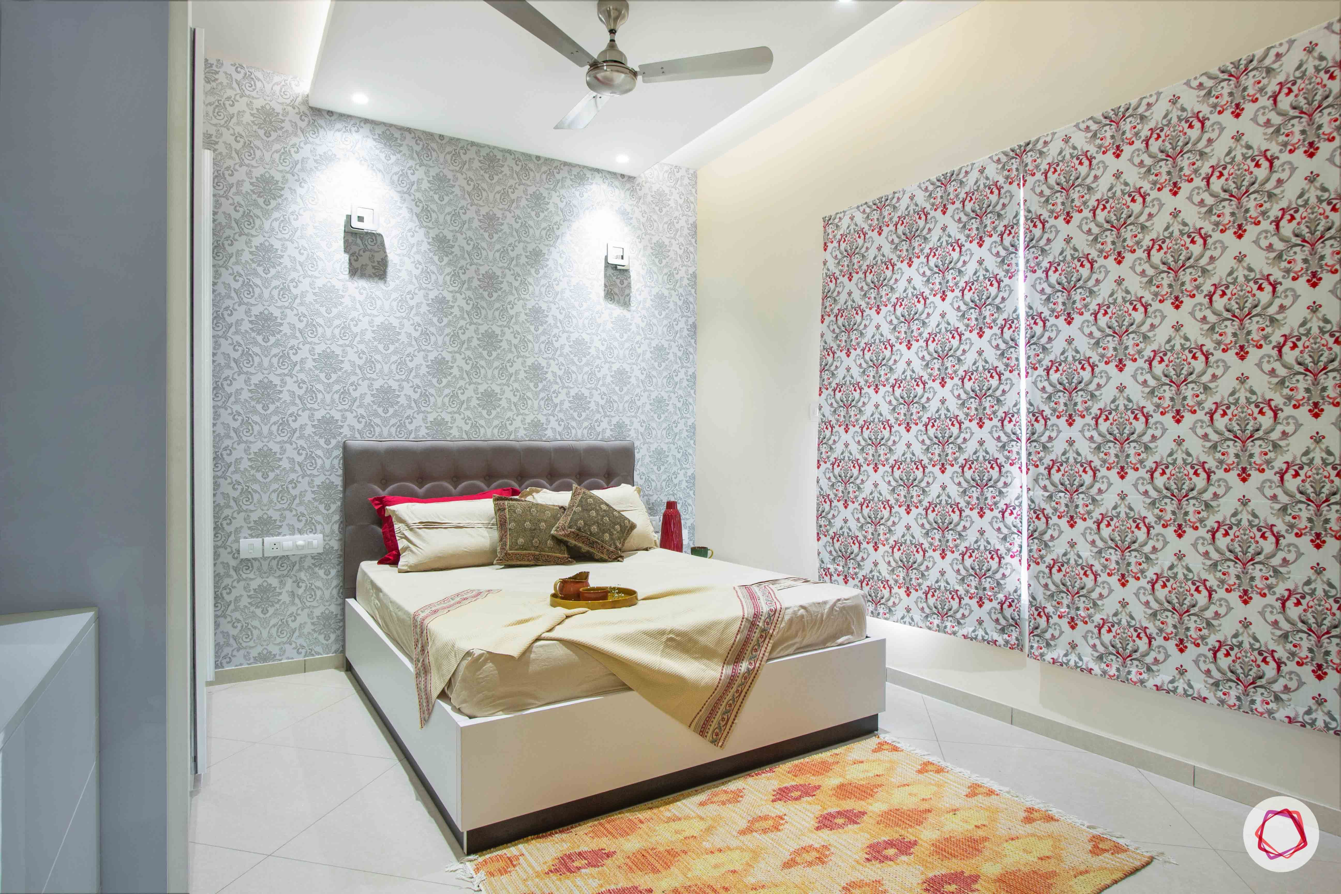 bedroom-printed-wallpaper-blinds