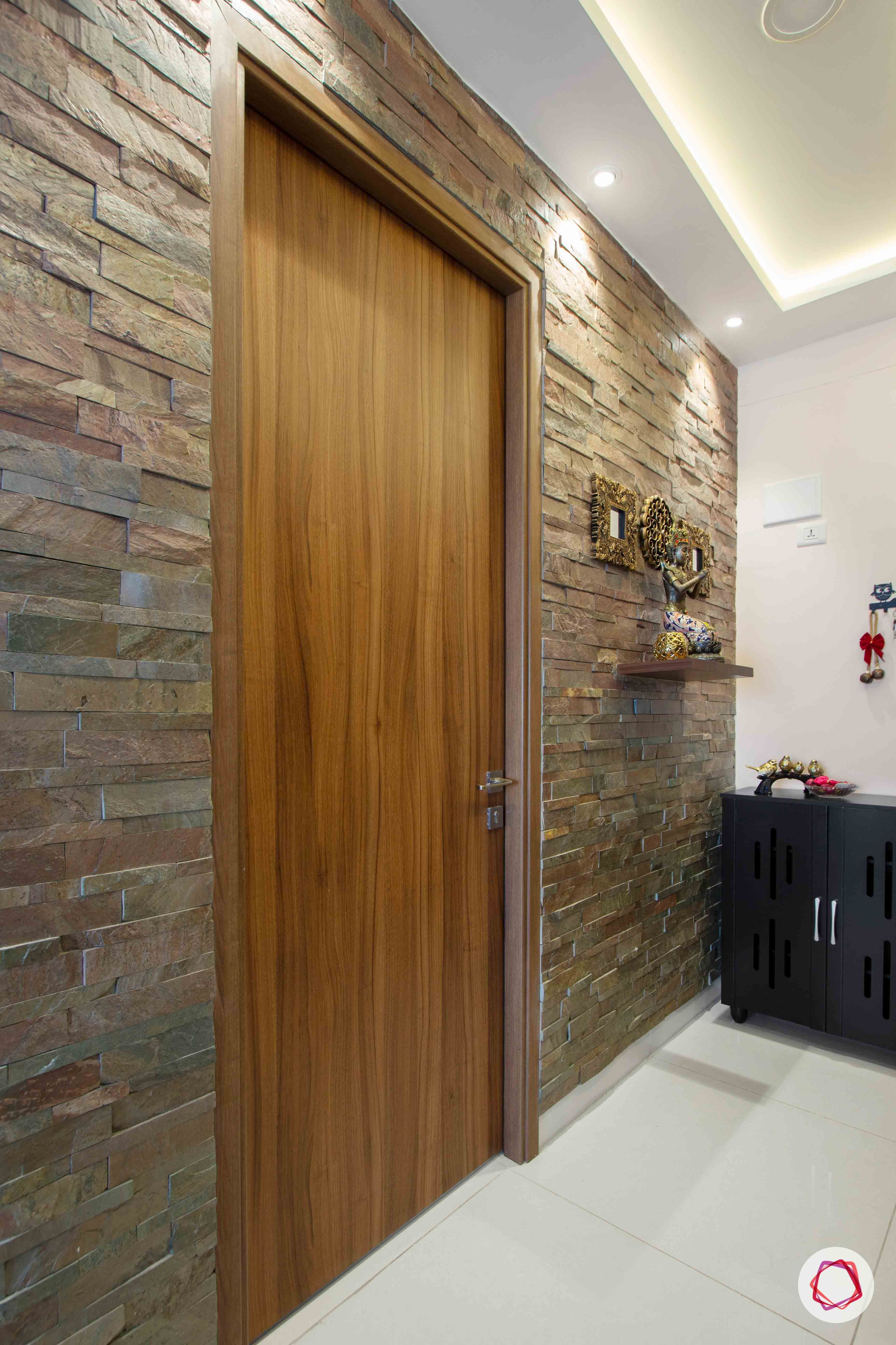 snn raj greenbay-entryway-stone cladding wall-wooden door