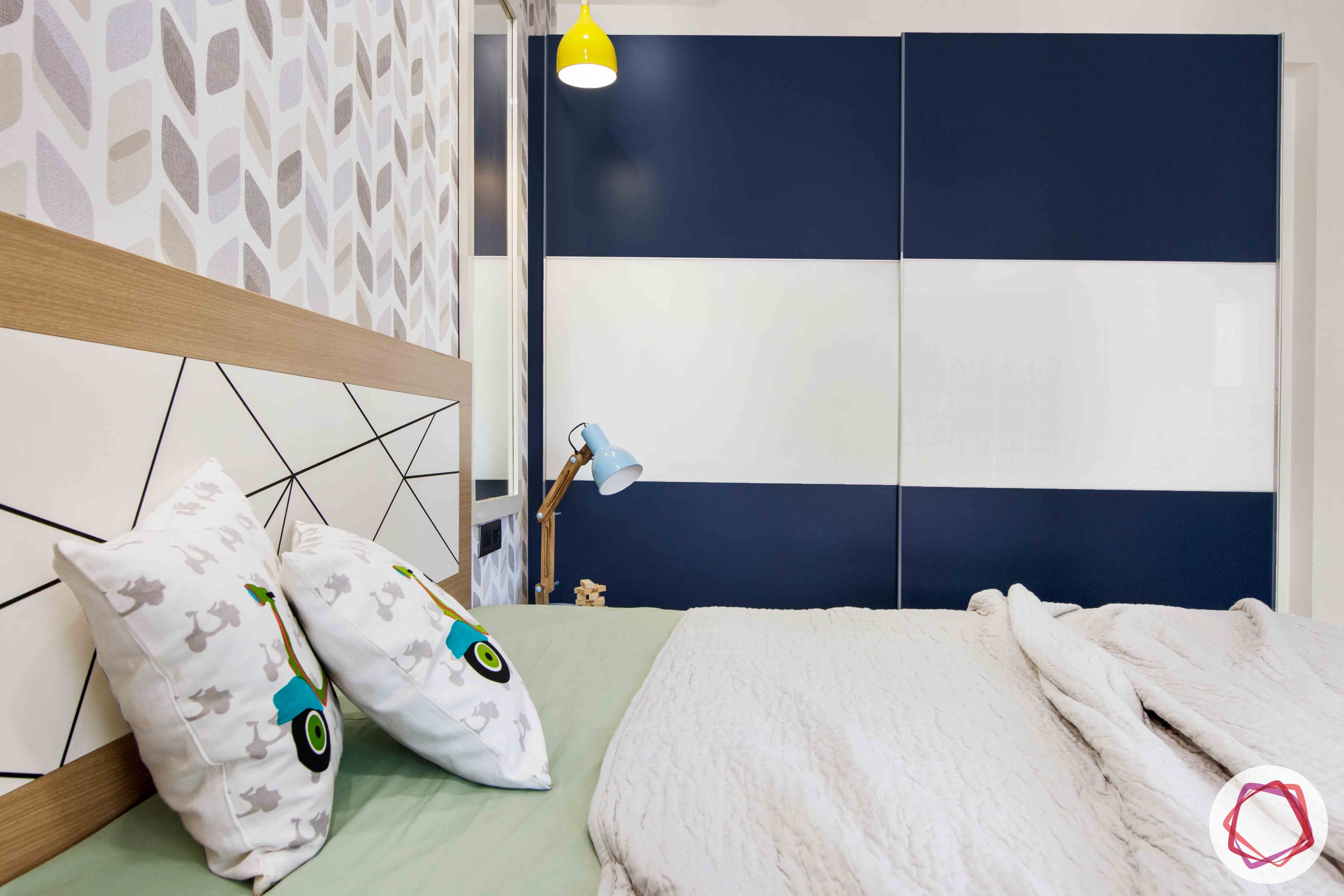 kids-bedroom-blue-lacquered-glass-wardrobe-light