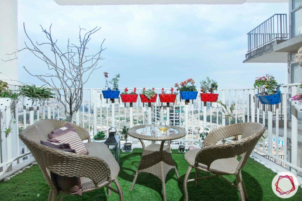 flat balcony ideas-planters-artificial turf-cane chairs