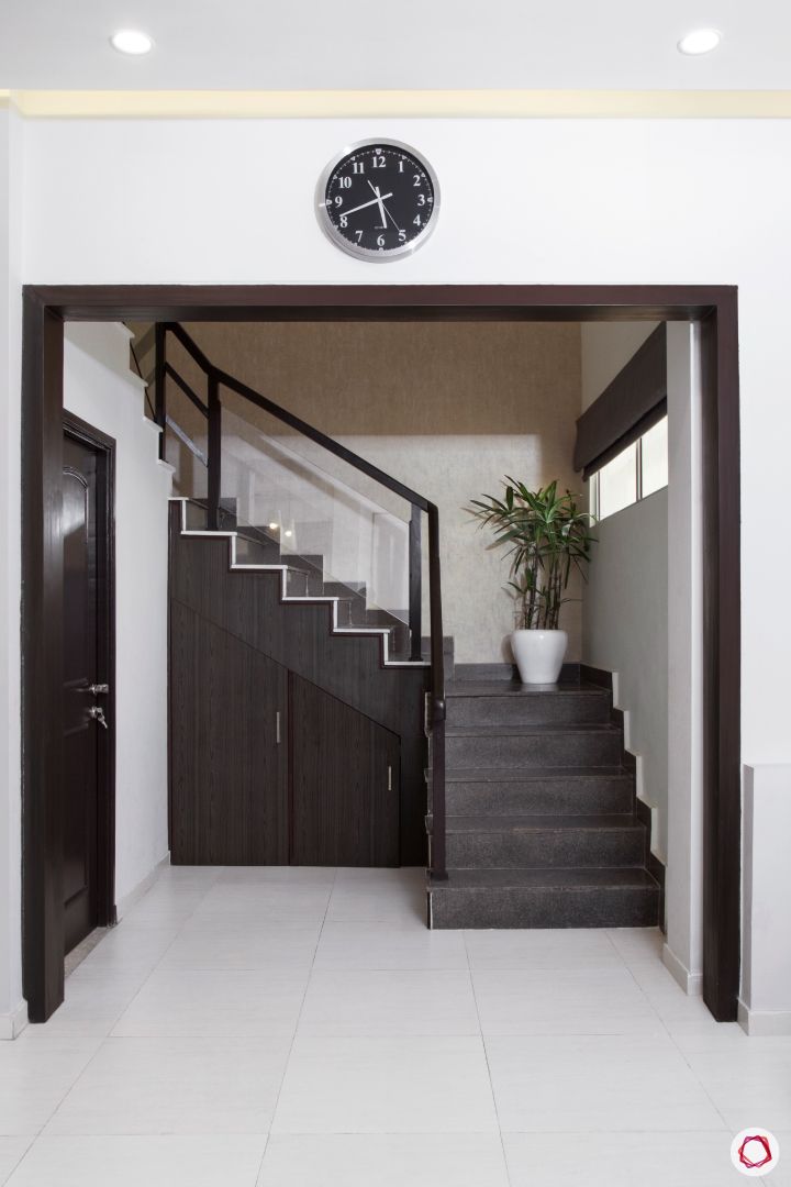 wood-staircase-clock-side-staircase