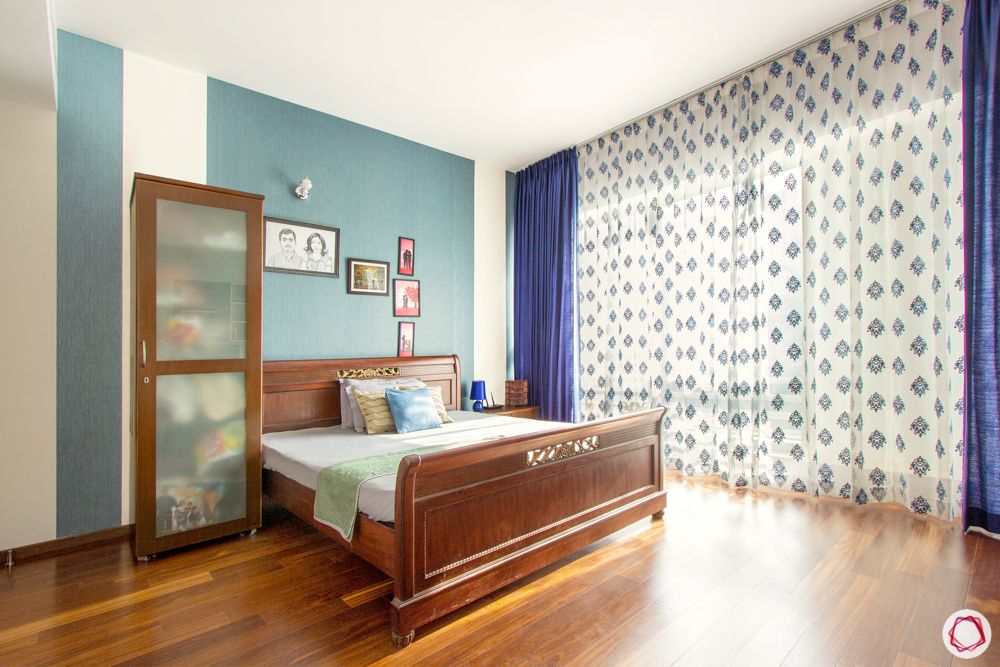 guest-bedroom-blue-grey-wallpaper-curtain-wood-bed