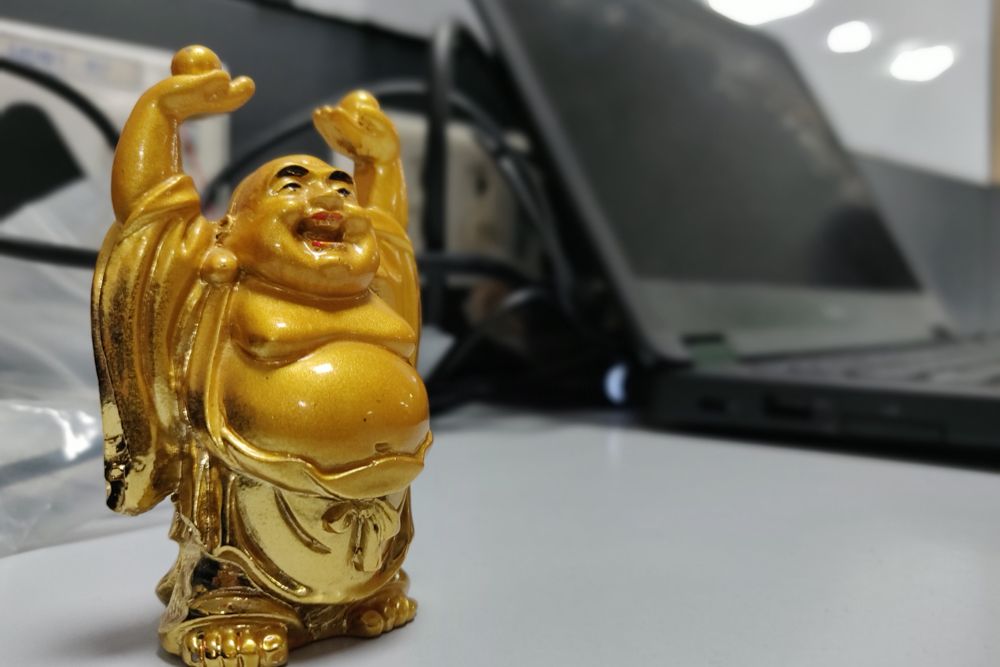 feng shui tips-laughing buddha-raised hands