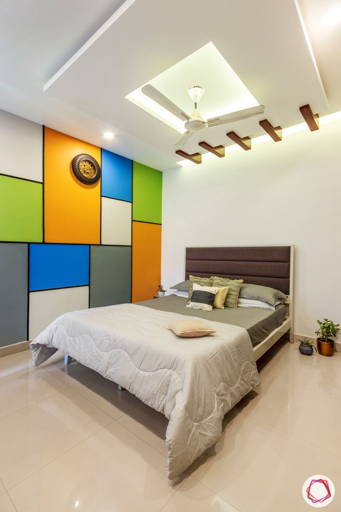 guest-bedroom-false-ceiling-box-wooden-rafters-colourful-wall