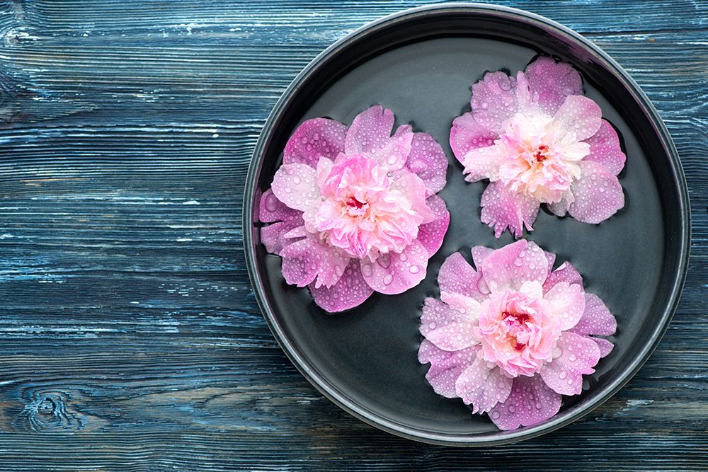 decorate-with-flowers-in-water