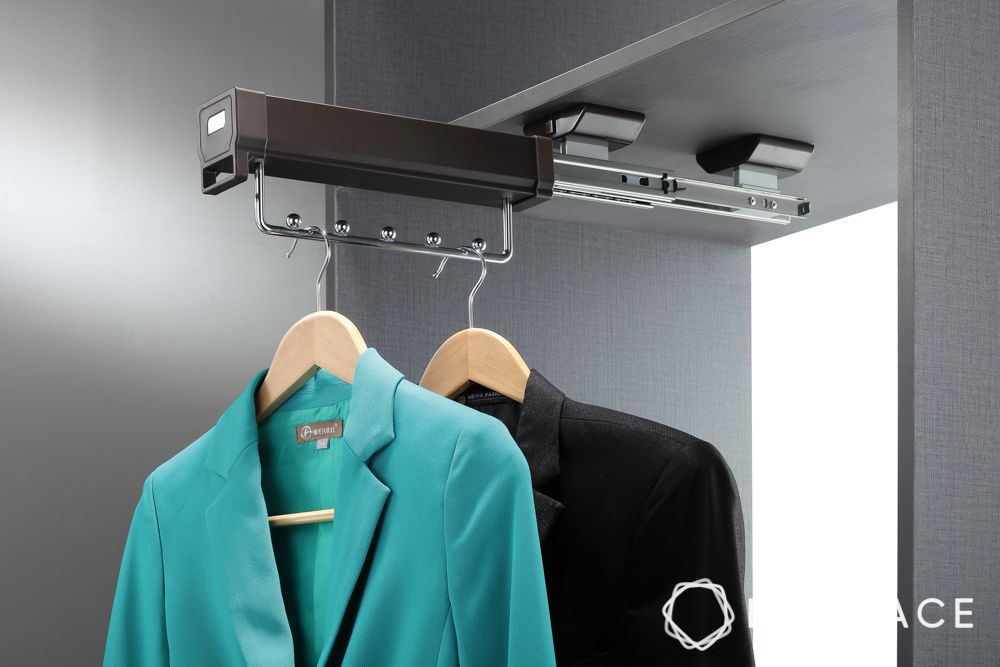 wardrobe-organisation-with-hangers