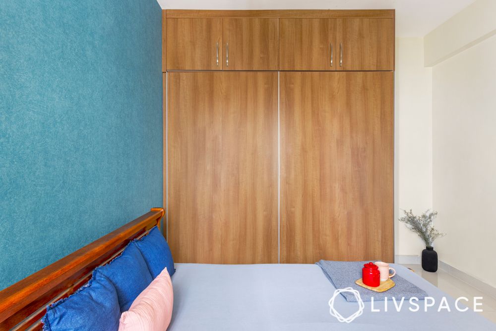 light-wood-sliding-almirah-design-for-bedroom