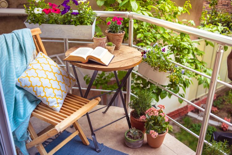 how-to-clean-garden-wipe-furniture