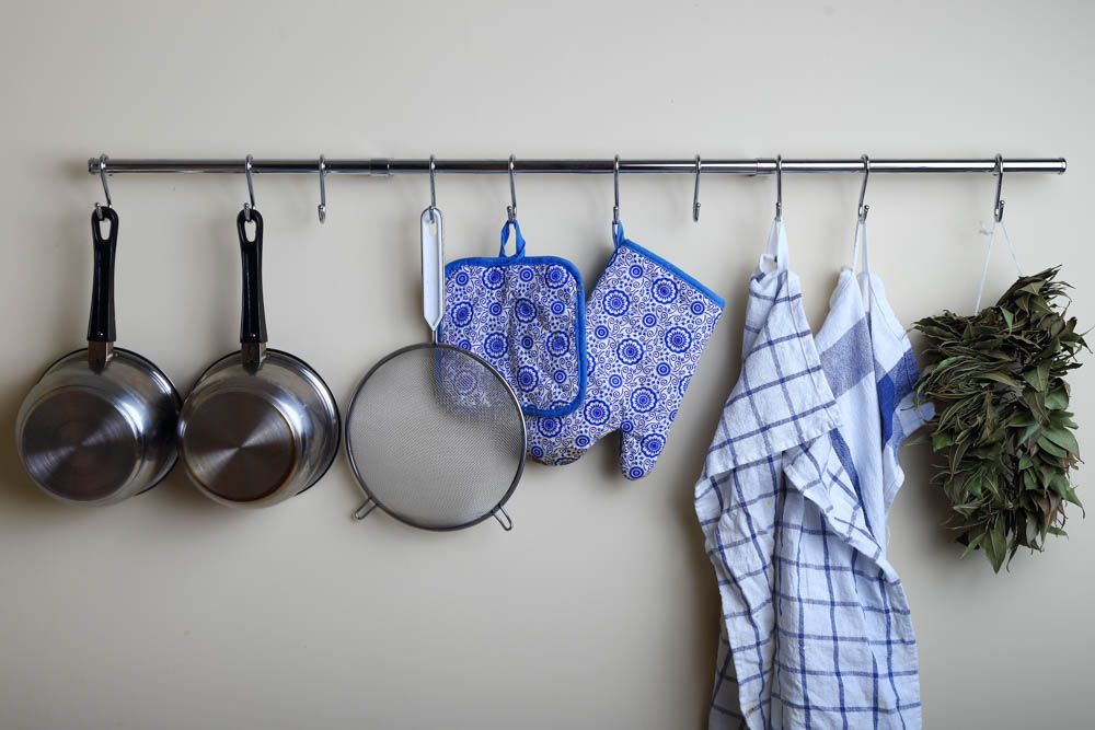 kitchen-organisation-ideas-kitchen-storage-rods-hooks