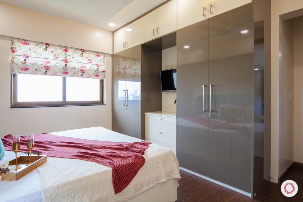 2-bhk-home-design-livspace-pune-master-bedroom-glossy-wardrobes