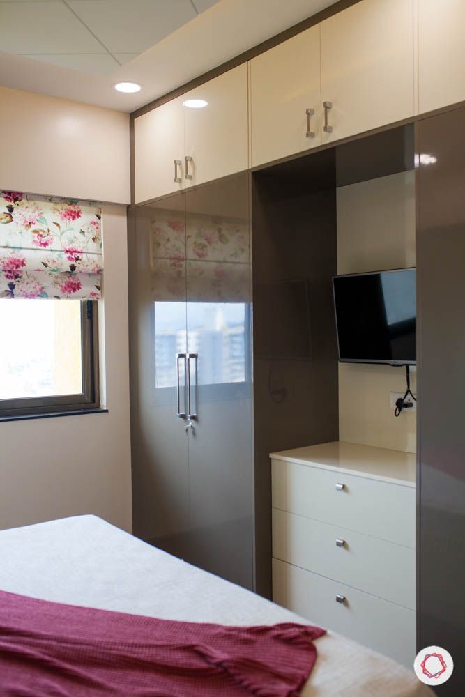 2-bhk-home-design-livspace-pune-master-bedroom-tv