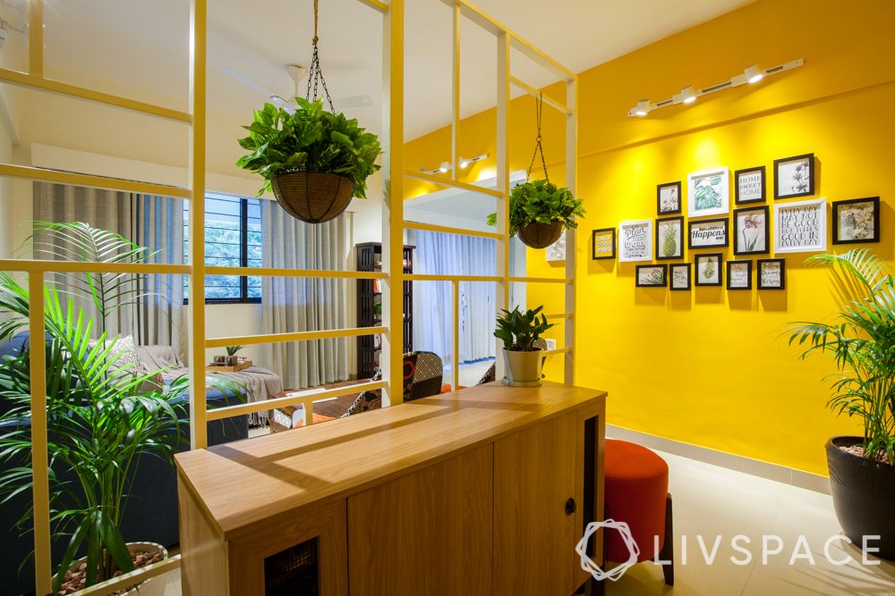 home-decor-hacks-hanging-plants-yellow-wall-framed-pictures