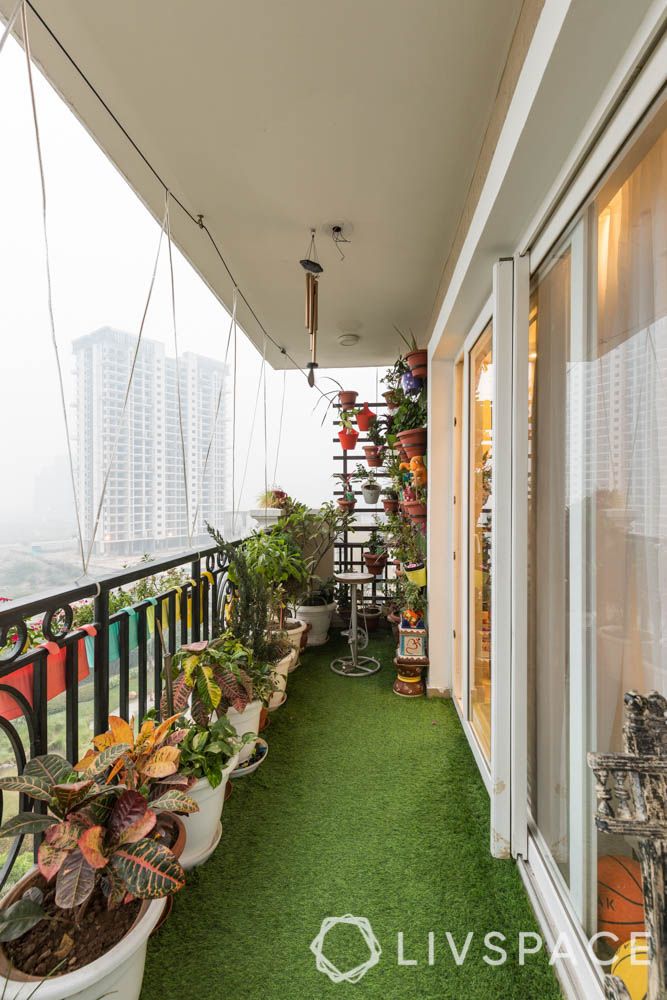 home balcony design-potted plants and artificial turf-vertical garden