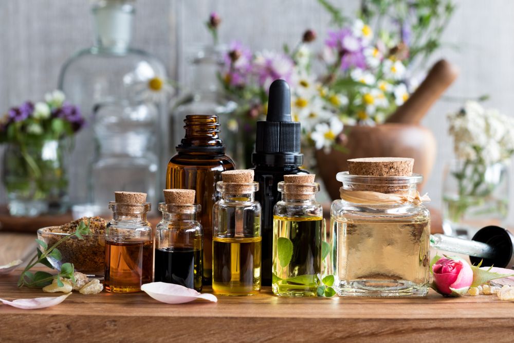 https://jumanji.livspace-cdn.com/magazine/wp-content/uploads/sites/2/2020/03/20205607/How-to-keep-wardrobe-smelling-fresh-Essential-oil.jpg