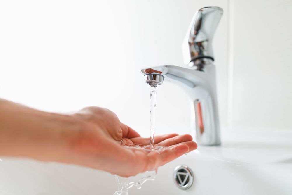 How to Clean a Faucet Head: 5+ Hacks for 2023