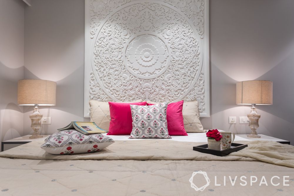 white moulding on wall-pop moulding designs-pink cushions
