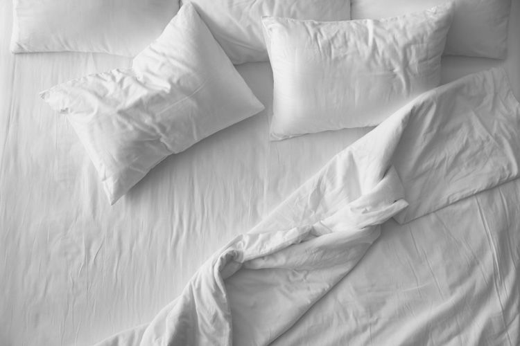 how to clean house-clean bedding-white bed sheets