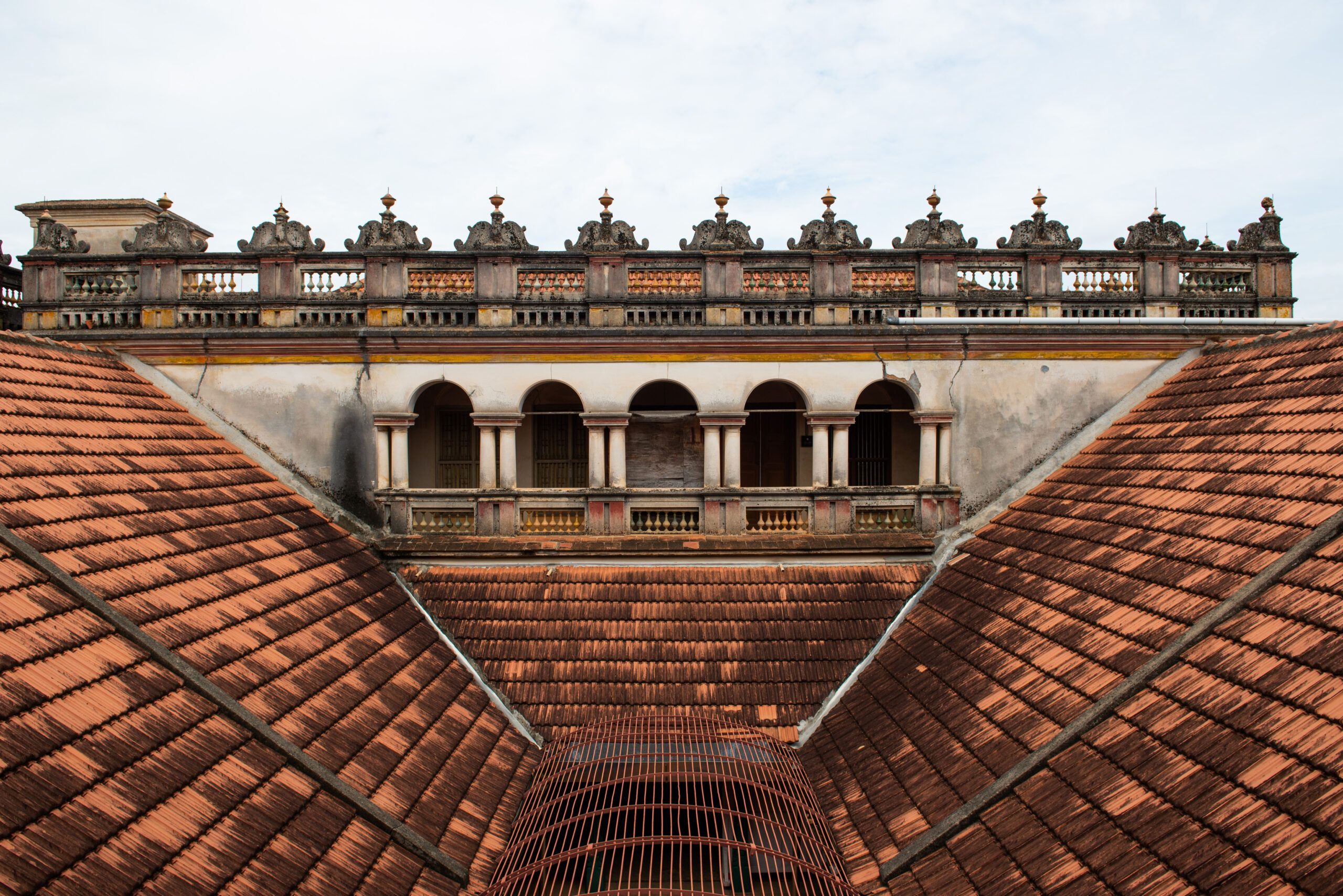 chettinad house-courtyard-tiled roof-pillars