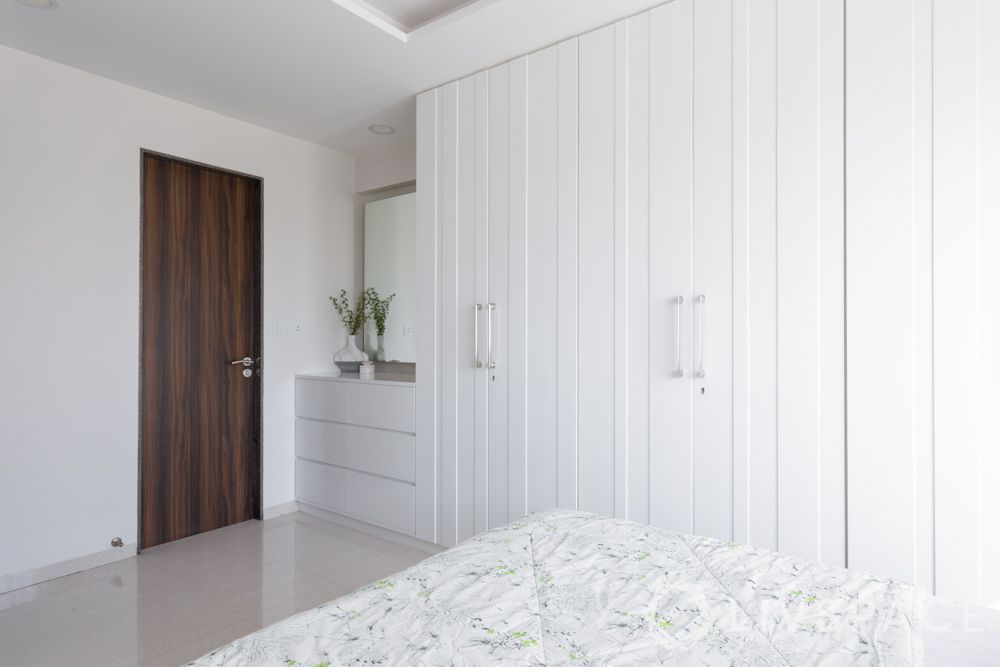 floor-to-ceiling-wardrobe-white-wardrobe