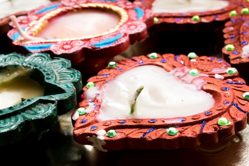 make-diya-at-home-paint diyas