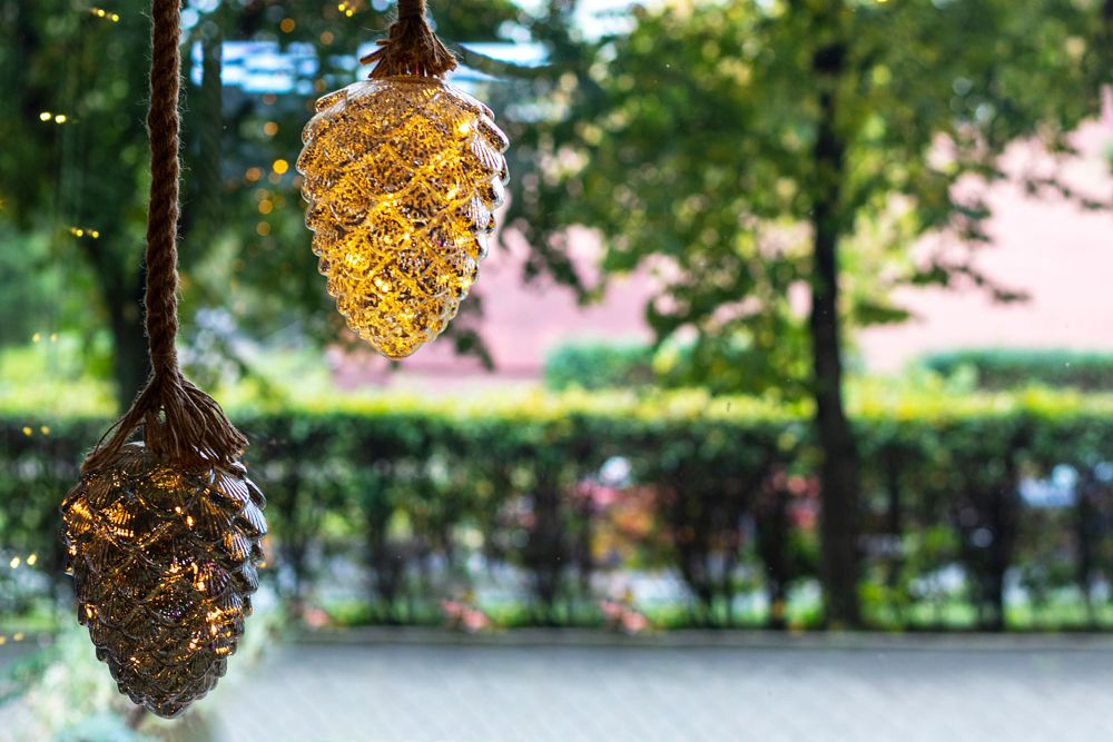 Christmas decorating ideas-golden pinecones-hanging pinecones