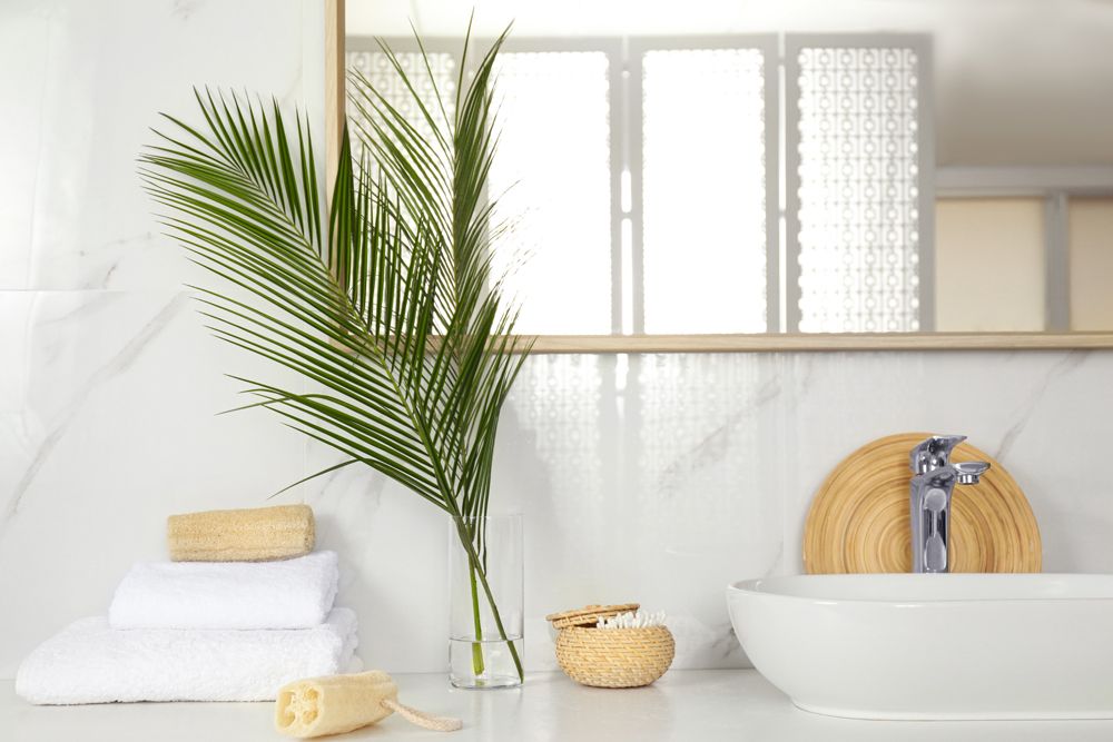 bathroom design India-tropical style-palm leaves-straw knick knacks