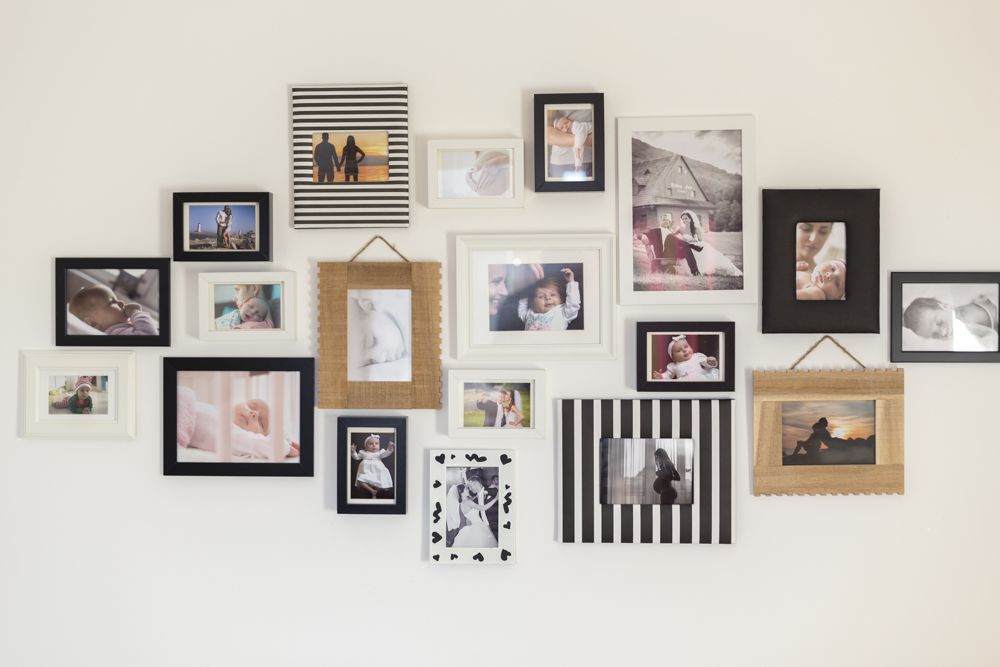 vastu tips-family photos-living room wall