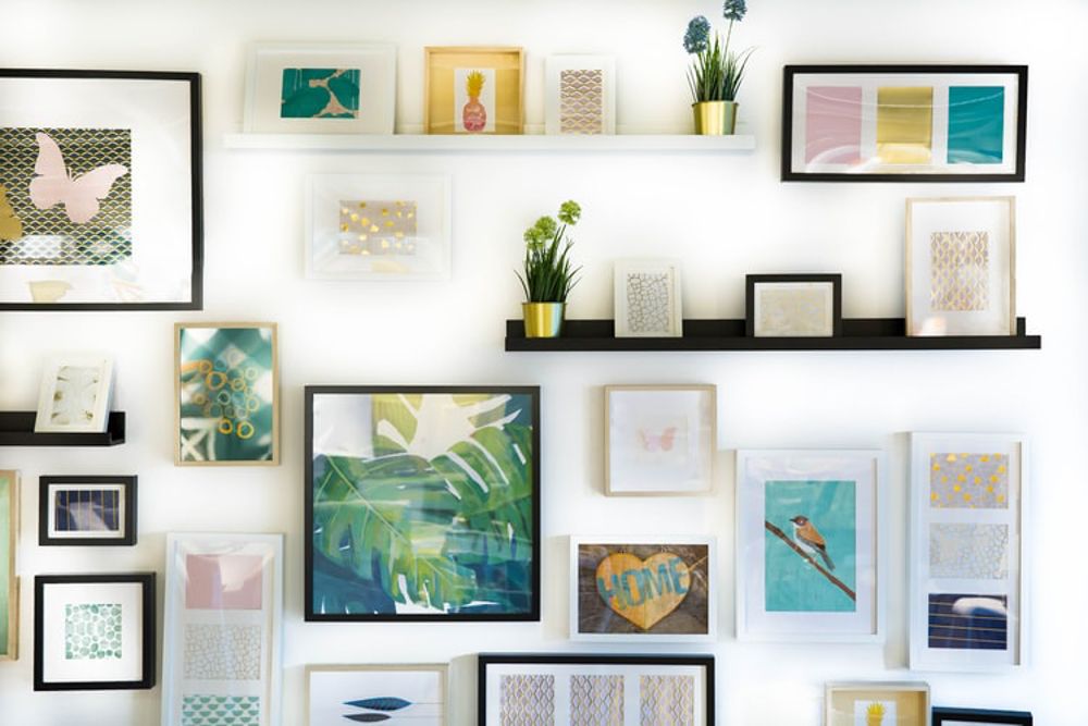 simple room design-gallery wall