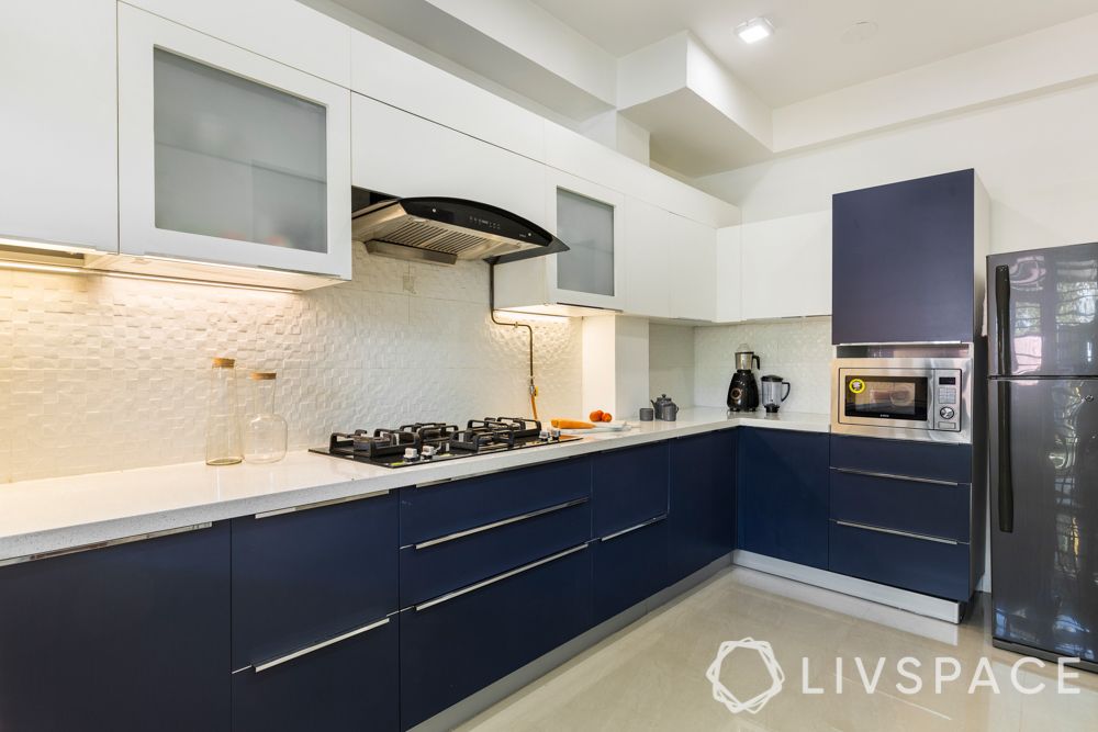 modular-kitchen-design-l-shape-medium-kitchen-navy-blue-textured-backsplash
