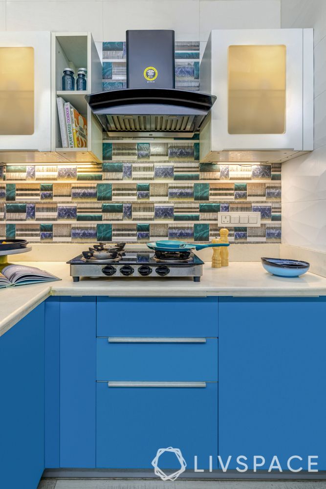 small-kitchen-interior-blue-backsplash-hob-chimney-open-unit