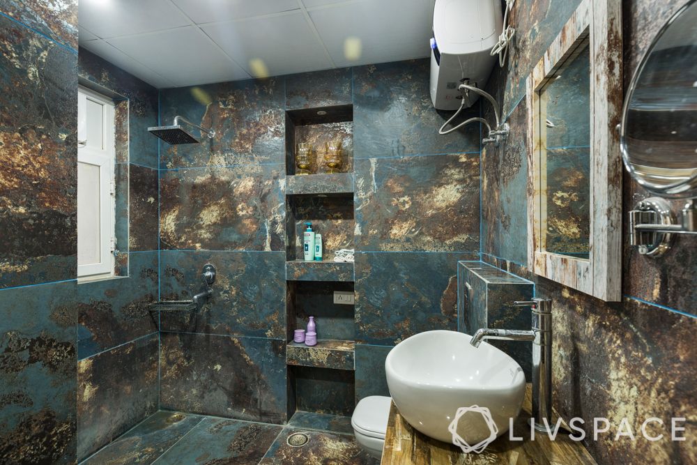 maximalism-bathroom-blue-gold-accents