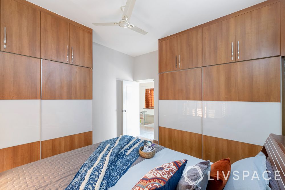 simple-bedroom-interior-designs-wooden-finish