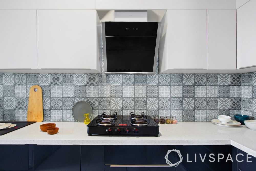 white-kitchen-slab-with-backsplash